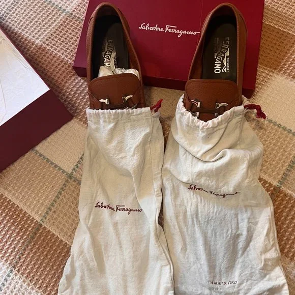 FERRAGAMO - Men's Textured Calfskin Gancini Loafer (+ LIGHT BROWN BELT) - Picture 6 of 11